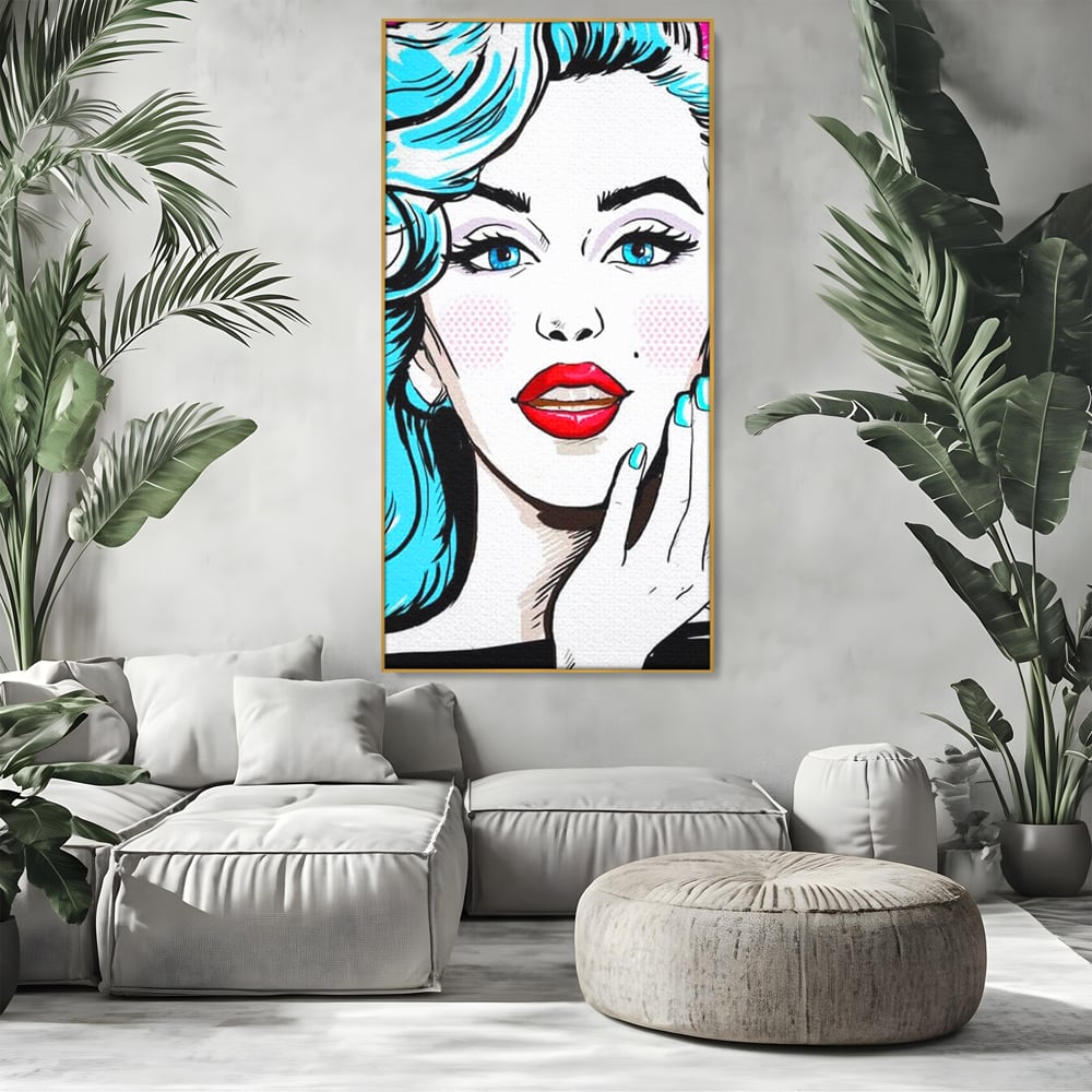 Tablou canvas cu tablou canvas cu femeie pop art, in rama de aluminiu auriu, pe perete intr-un living
